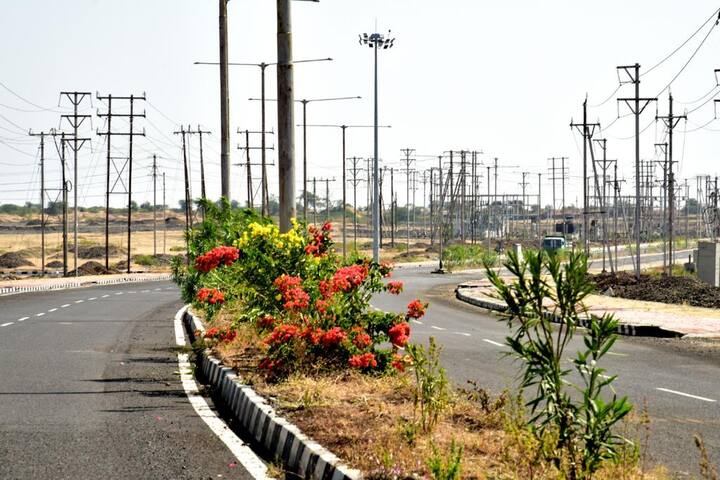 एमपी आईडीसी राजेश राठौड़ ने बताया है कि भारत शासन की महत्वपूर्ण परियोजना दिल्ली-मुंबई कॉरिडोर के अंतर्गत औद्योगिक क्षेत्र विक्रम उद्योगपुरी का विकास उज्जैन एवं देवास के मध्य 458.60 हेक्टेयर भूमि पर विकसित किया गया है.