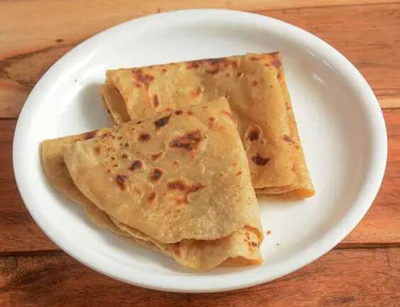 बहुतेक घरांमध्ये फक्त चाळलेले पीठ पोळी करण्याकरता वापरतात. पण काही लोक आरोग्याच्या दृष्टीने पीठ न चाळता तसेच पोळ्या बनवतात. यामुळे देखील पोळ्या चांगल्या बनत नाहीत.