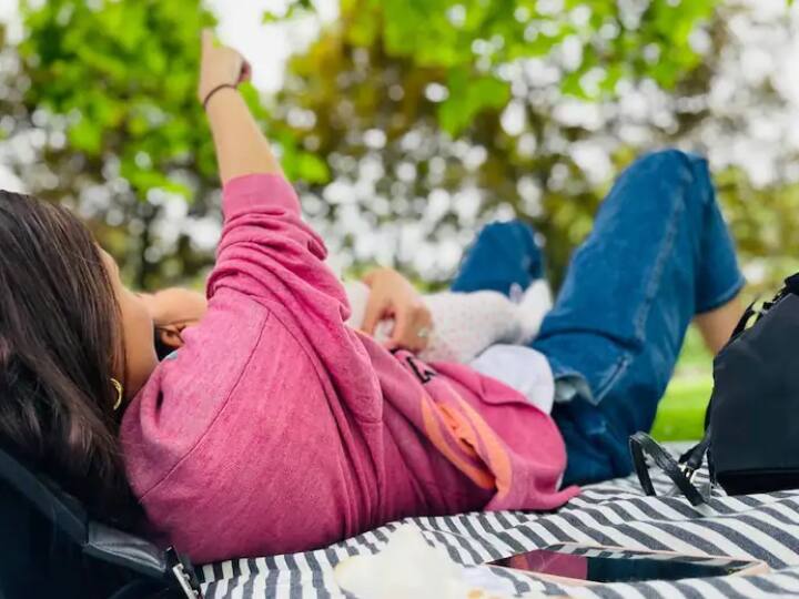 अनुष्का-विराट अपनी बेटी वामिका को लाइमलाइट से बिल्कुल दूर रखते हैं. यहां तक कि कपल अपनी बेटी का चेहरा तक नहीं दिखाता है. हालांकि कुछ मौकों पर उनकी बेटी वामिका कैमरे में कैद हो चुकी हैं.