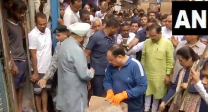 ભાજપના રાષ્ટ્રીય પ્રમુખ જે પી નડ્ડા અને મીનાક્ષી લેખીએ દિલ્હીમાં સ્વચ્છતા હી સેવા કેમ્પેનમાં ભાગ લીધો હતો.