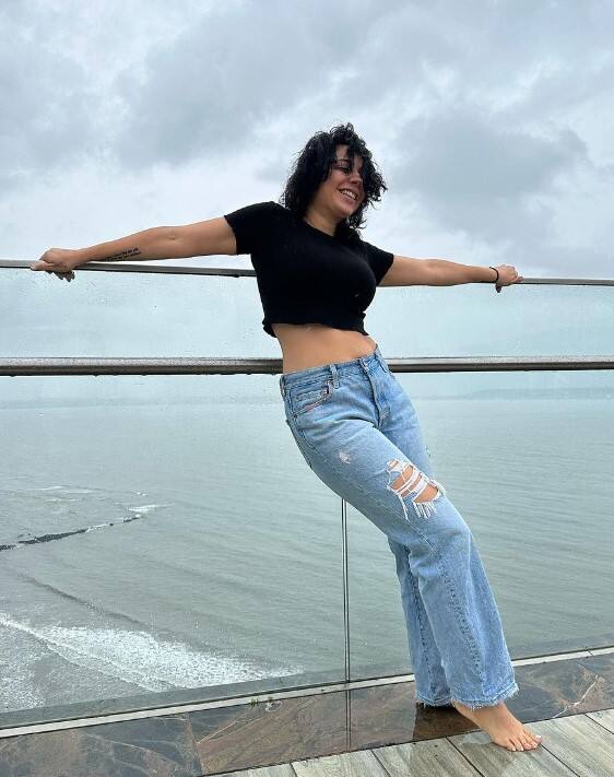 ਇਸਦੀ ਜਾਣਕਾਰੀ ਜੈਸਮੀਨ ਵੱਲੋਂ ਆਪਣੇ ਸੋਸ਼ਲ ਮੀਡੀਆ ਹੈਂਡਲ ਇੰਸਟਾਗ੍ਰਾਮ ਉੱਪਰ ਸ਼ੇਅਰ ਕੀਤੀ ਗਈ ਹੈ। ਪੰਜਾਬੀ ਗਾਇਕਾ ਨੇ ਫਿਲਮ ਦਾ ਪੋਸਟਰ ਸ਼ੇਅਰ ਕਰ ਇਹ ਜਾਣਕਾਰੀ ਦਿੱਤੀ ਹੈ।