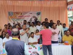 इचलकरंजी : भर व्यासपीठावर आमदार प्रकाश आवाडे आणि माजी नगरसेवकाची खडाजंगी; बाजूला खासदार धैर्यशील माने हाताची घडी घालून शांत!