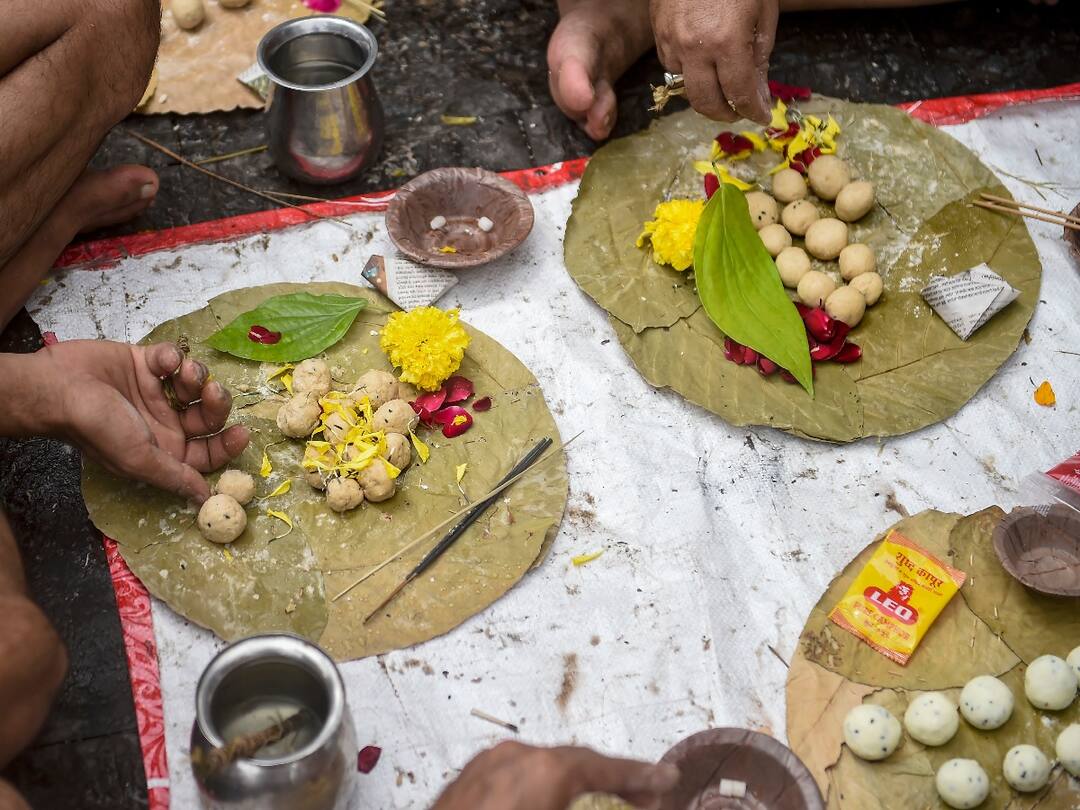 pitru-dosh-upay-signs-of-angry-ancestors-pitro-ke-naraj-hone-ke-sanket Signs of Angry Ancestors: કેવી રીતે ખબર પડે કે આપણા પિતૃઓ નારાજ છે, જાણો તેનાથી બચવાના ઉપાયો