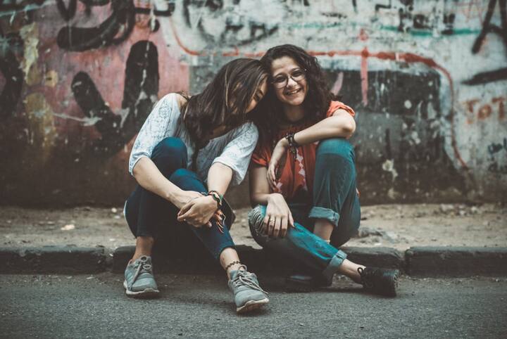 जर तुम्ही सोशल मीडियाच्या माध्यमातून एखाद्याशी मैत्री करत असाल, तर तुम्ही त्यांना मीम  पाठवून सुरुवात करू शकता.  विनोद करण्याच्या नावाखाली, आपण कोणालाही कोणत्याही  प्रकारची अश्लील गोष्ट शेअर करू नये.