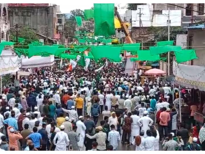 मिरवणुकीत इस्लाम धर्माचे संस्थापक मुहम्मद पैगंबर यांचा जयजयकार करत मोठ्या संख्येंने मुस्लिम समाज सहभागी झाला.