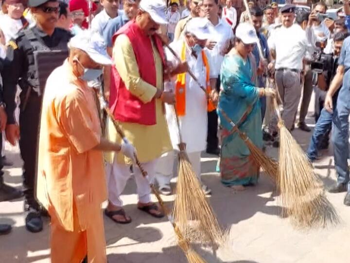 Uttar Pradesh Chief Minister Yogi Adityanath during the cleanliness drive organised under the 'Swachchta Pakhwada: Swachchta hi Seva' in Sitapur, New Delhi. (Source: PTI)