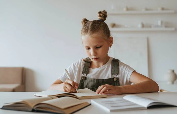 घरातील लोक अनेकदा अभ्यास करण्यासाठी सकाळी लवकर उठण्याविषयी बोलतात. वास्तु आणि  ज्योतिष शास्त्रानुसार ब्रह्म मुहूर्त अभ्यासासाठी सर्वोत्तम मानला जातो.  पहाटे 4 ते 5.30 या  वेळेला ब्रह्म मुहूर्त म्हणतात.