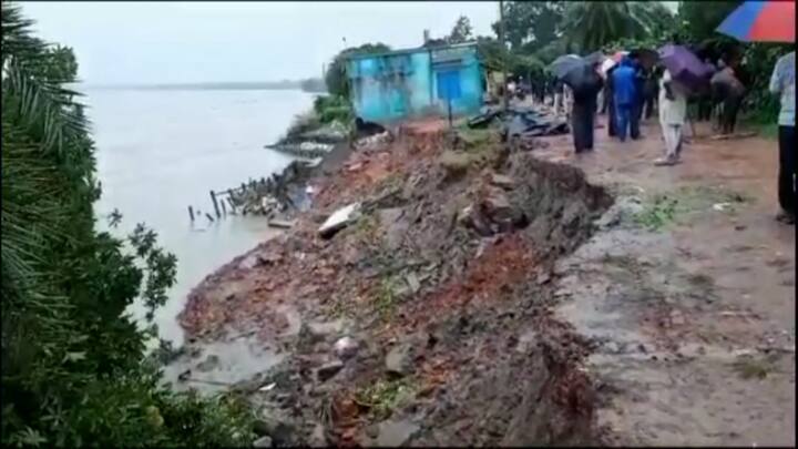 ডোঙারিয়া ও রায়পুর এলাকার রিং বাধের উপর রাস্তা দিয়ে গাড়ি চলাচল নিষিদ্ধ ঘোষণা করেছে প্রশাসন।