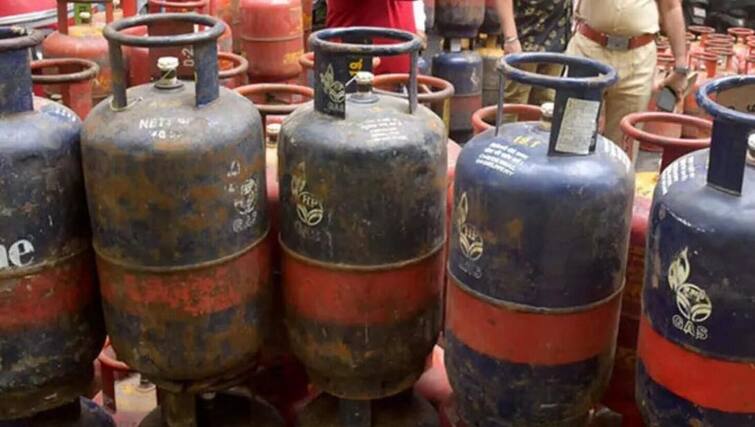 LPG Cylinder Price: Oil marketing companies have increased the prices of commercial LPG gas cylinders LPG Cylinder Price Hike: ઓઈલ કંપનીઓએ ઓક્ટોબરની શરૂઆતમાં આપ્યો ઝટકો, કોમર્શિયલ ગેસના ભાવમાં તોતિંગ વધારો, જાણો નવો ભાવ