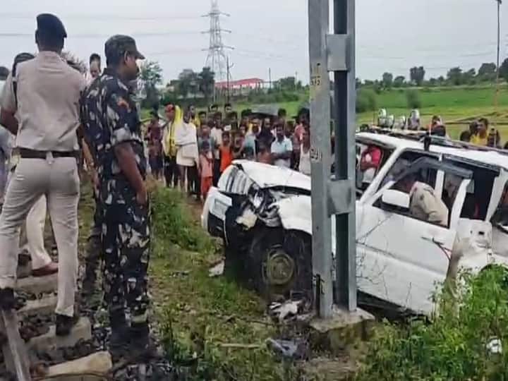 Arrah News Scorpio Collided With Intercity Train After Stuck on the Railway Track in Arrah Bihar ann Arrah News: आरा में ट्रैक पर फंसी थी स्कॉर्पियो तभी आ गई इंटरसिटी, जोरदार टक्कर के बाद 15 फीट दूर गिरी कार