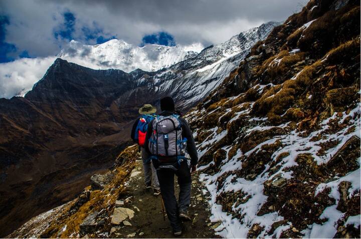 प्रवास करताना, काही लोक निरोगी आहाराचे पालन करण्यासाठी ऑम्लेट आणि फ्लेवर्ड दूध  वापरतात. पण प्रवास करताना या गोष्टी पचवणं सोपं नसतं. त्यामुळे सहलीदरम्यान सहज  पचणारे हलके अन्न खाणे उत्तम.