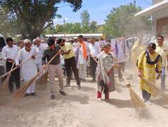 'स्वच्छता ही सेवा' के तहत देश भर में चला सफाई अभियान, बस्ती डीएम ने भी किया श्रमदान