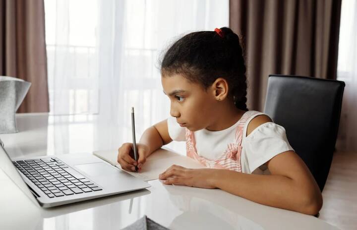 ही अशी वेळ असते जेव्हा वातावरण सर्वात शुद्ध असते आणि म्हणूनच या काळात तुमचे मन  देखील ताजे राहते. एखाद्या व्यक्तीची मेमरी सिस्टीम सकाळी चांगले काम करते असेही म्हटले  जाते. त्यामुळे परीक्षेची तयारी करण्यासाठी ब्रह्म मुहूर्तावर जागून अभ्यास करा. या काळात वाचलेल्या  गोष्टी चांगल्या लक्षात राहतात.