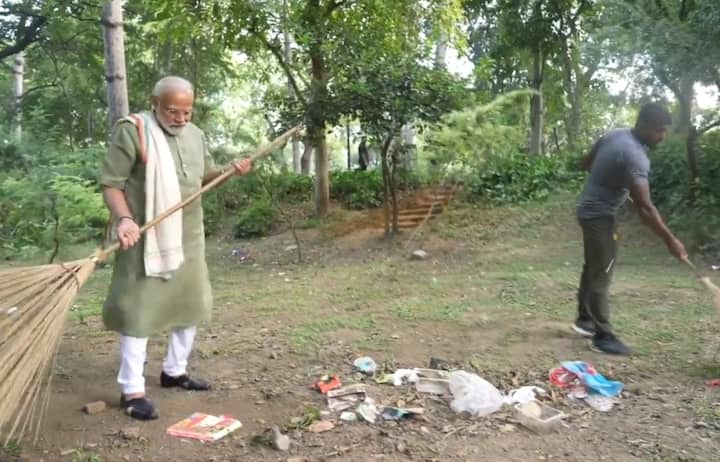 પીએમ મોદીએ સોશિયલ મીડિયા એક્સ પર શ્રમદાનનો વીડિયો પોસ્ટ કરીને લખ્યું, આજે, જેમ રાષ્ટ્ર સ્વચ્છતા પર ધ્યાન કેન્દ્રિત કરે છે, અંકિત બયાનપુરિયા અને મેં તે જ કર્યું! માત્ર સ્વચ્છતા ઉપરાંત, અમે ફિટનેસ અને સુખાકારીને પણ આ મિશ્રણમાં મિશ્રિત કર્યા છે. આ બધું સ્વચ્છ અને સ્વસ્થ ભારત વાઇબ વિશે છે!