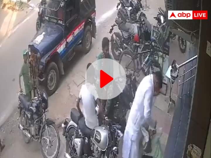 Kanpur man thrashes minor boy on road before police Akhilesh Yadav shared video Kanpur Viral Video: कानपुर में सरेआम दबंगई, पुलिस के सामने मासूम की पिटाई, वीडियो शेयर कर क्या बोले अखिलेश यादव?