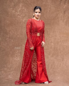 రెడ్ డ్రెస్ లో - కొంటె చూపుతో మాయ చేస్తోన్న బిగ్ బాస్ సిరి!