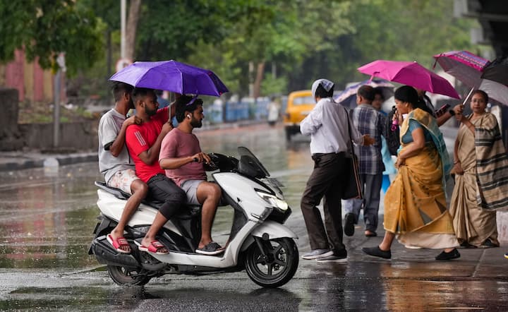 উত্তরবঙ্গে রবিবার থেকে বৃষ্টি বাড়বে। সোমবার থেকে ভারী ও অতি ভারী বৃষ্টির সতর্কতা থাকবে। মঙ্গলবার দুর্যোগপূর্ণ আবহাওয়া থাকার পূর্বাভাস রয়েছে। বৃহস্পতিবার পর্যন্ত বৃষ্টির স্পেল চলবে উত্তরবঙ্গে। আজ দার্জিলিং, কালিম্পং, উত্তর দিনাজপুরে, জলপাইগুড়ি জেলায় বিক্ষিপ্তভাবে ভারী বৃষ্টির সম্ভাবনা রয়েছে। সোমবার ভারী বৃষ্টির সম্ভাবনা রয়েছে দার্জিলিং, কালিম্পং, জলপাইগুড়ি, উত্তর ও দক্ষিণ দিনাজপুর এবং মালদা জেলায়।