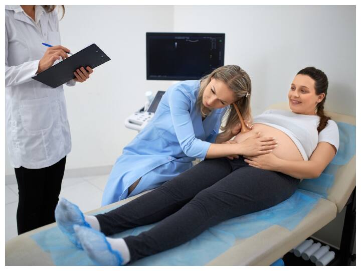 पहला अल्ट्रासाउंड - प्रेगनेंसी के पहले तिमाही (12-14 हफ्ते) में. इससे गर्भावस्था की पुष्टि और गर्भ का सही विकास देखा जा सकता है.