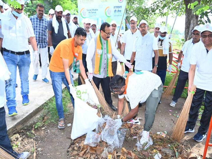 Swachhata Hi Seva : देशभरात आज ‘स्वच्छता हीच सेवा’ अभियानअंतर्गत स्वच्छता मोहीम राबवण्यात आली असून, राज्यात देखील अनेक ठिकाणी स्वच्छता मोहीम राबवण्यात आली.