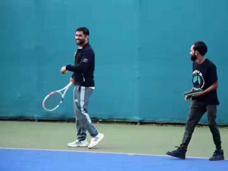 former indian captain ms dhoni skills on tennis court amaze fans watch video Watch Video: சென்ற இடமெல்லாம் சிறப்பு.. டென்னிஸிலும் பிரித்து மேயும் தோனி.. வைரலாகும் வீடியோ!
