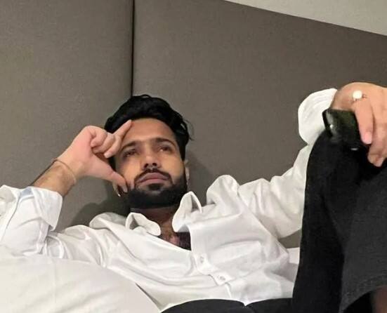 ਗਾਇਕ ਅਤੇ ਗੀਤਕਾਰ ਵੱਲੋਂ ਸ਼ੇਅਰ ਕੀਤੀ ਗਈ ਵੀਡੀਓ ‘ਚ ਉਨ੍ਹਾਂ ਕਿਹਾ ਕਿ ਉਨ੍ਹਾਂ ਦਾ ਦੋ ਮਹੀਨਿਆਂ ‘ਚ ਤੀਜਾ ਆਪ੍ਰੇਸ਼ਨ ਹੋਇਆ ਹੈ ਅਤੇ ਉਹ ਬੋਲਣ ਦੀ ਸਥਿਤੀ ‘ਚ ਨਹੀਂ ਹਨ। ਕਿਉਂਕਿ ਆਪ੍ਰੇਸ਼ਨ ਤੋਂ ਬਾਅਦ ਕਈ ਘੰਟੇ ਤੱਕ ਪਾਣੀ ਨਹੀਂ ਪੀਣ ਦਿੱਤਾ ਜਾਂਦਾ ਅਤੇ ਉਨ੍ਹਾਂ ਦਾ ਮੂੰਹ ਸੁੱਕ ਰਿਹਾ ਹੈ।