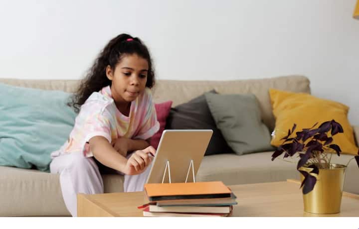 या ठिकाणी बसून अभ्यास केल्याने मुलांचे मन अभ्यासापासून विचलित होते. कारण मुलांचे लक्ष  फक्त दार आणि खिडक्यांच्या बाहेरून येणाऱ्या-जाणाऱ्या माणसांवर किंवा दृश्यांवर केंद्रित  असते.