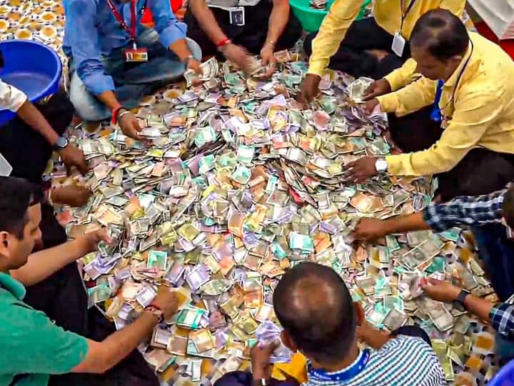 इसके अलावा डोनेशन में आए कैश की गिनती अभी भी चल रही है. 8 दिनों की गिनती में अब तक 5 करोड़ 16 लाख रुपये की गिनती हो चुकी है. पैसे की गिनती पूरी होने में करीब 2 दिन और लग सकते हैं. वहीं कुल कैश की रकम 8 करोड़ रुपये के पार जाने की संभावना है.