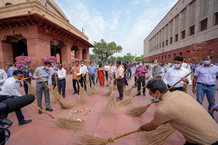 Cleanliness Campaign : सप्टेंबरच्या 'मन की बात' कार्यक्रमात पंतप्रधान मोदींनी 1 ऑक्टोबर रोजी सकाळी 10 वाजल्यापासून एक तास स्वच्छतेसाठी श्रमदान करण्याचे आवाहन केलं होतं.