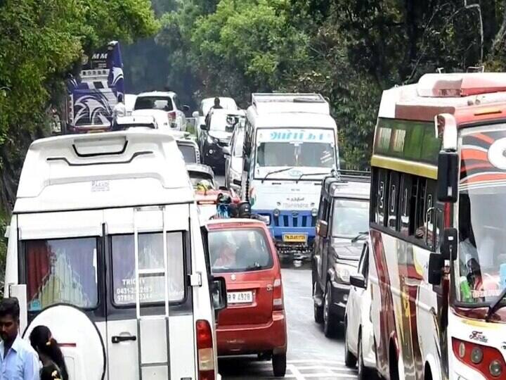 Tourists flocking to Kodaikanal due to the holiday season. Kodaikanal stuck in traffic jam தொடர் விடுமுறை.. கொடைக்கானலில் குவிந்த சுற்றுலா பயணிகள் - கடும் போக்குவரத்து நெரிசல்