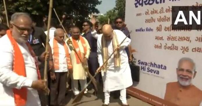 કેન્દ્રીય ગૃહમંત્રી અમિત શાહે અમદાવાદમાં પાર્ટીના નેતાઓ અને કાર્યકર્તાઓ સાથે શ્રમદાન કર્યુ હતું.