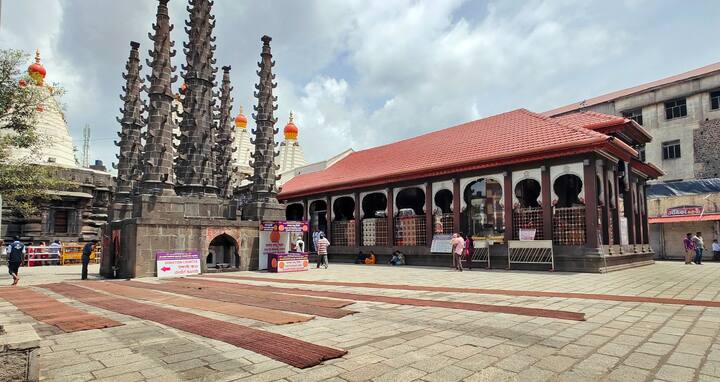 नवरात्रोत्सव जवळ साडे तीन शक्तीपीठांपैकी एक असलेल्या करवीर निवासिनी श्री अंबाबाई मंदिरात तयारीला वेग आला आहे.