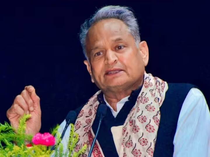 Rajasthan Election 2023: सीएम गहलोत के काफिले के आगे BJP युवा मोर्चा ने दिखाया काला झंडा, प्रदर्शन कर की नारेबाजी Rajasthan Election 2023 BJP Yuva Morcha showed black flag of CM Ashok Gehlot convoy in Bikaner ANN Rajasthan Election 2023: सीएम गहलोत के काफिले के आगे BJP युवा मोर्चा ने दिखाया काला झंडा, प्रदर्शन कर की नारेबाजी