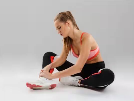 ਜ਼ਿਆਦਾ ਲੂਣ ਦਾ ਸੇਵਨ: ਅੱਜਕੱਲ੍ਹ ਲੋਕ ਫਾਸਟ ਫੂਡ ਅਤੇ ਬਾਹਰ ਦਾ ਖਾਣਾ ਜ਼ਿਆਦਾ ਖਾਣ ਲੱਗ ਪਏ ਹਨ। ਇਨ੍ਹਾਂ ਵਿਚ ਨਮਕ ਦੀ ਮਾਤਰਾ ਬਹੁਤ ਜ਼ਿਆਦਾ ਹੁੰਦੀ ਹੈ। ਨਮਕ ਵਿੱਚ ਸੋਡੀਅਮ ਹੁੰਦਾ ਹੈ ਜੋ ਹੱਡੀਆਂ ਵਿੱਚੋਂ ਕੈਲਸ਼ੀਅਮ ਨੂੰ ਬਾਹਰ ਕੱਢਦਾ ਹੈ, ਜਿਸ ਨਾਲ ਹੱਡੀਆਂ ਕਮਜ਼ੋਰ ਹੋ ਜਾਂਦੀਆਂ ਹਨ।