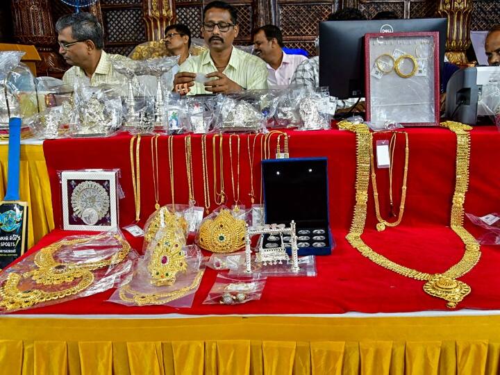 Lalbaug cha Raja Donation: लालबाग के राजा को हर साल करोड़ों का चढ़ावा चढ़ाया जाता है. इस साल उन्हें सोना-चांदी के अलावा इलेक्ट्रिक बाइक, सीजन क्रिकेट बैट भी चढ़ाया गया.