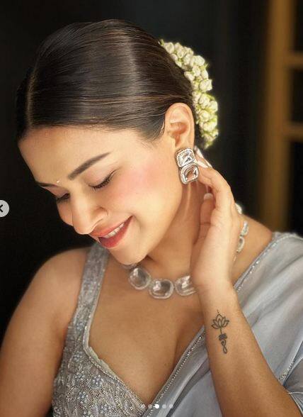 ਜਦੋਂ ਵੀ ਉਹ ਆਪਣੀਆਂ ਤਸਵੀਰਾਂ ਇੰਸਟਾਗ੍ਰਾਮ 'ਤੇ ਪੋਸਟ ਕਰਦੀ ਹੈ ਤਾਂ ਉਸ ਦਾ ਹਰ ਲੁੱਕ ਇੰਟਰਨੈੱਟ 'ਤੇ ਤਬਾਹੀ ਮਚਾ ਦਿੰਦਾ ਹੈ।