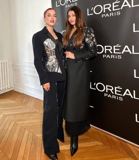 इस दौरान सोशल मीडिया पर उनकी कई सारी तस्वीरें सामने आई हैं, जिसमें ऐश्वर्या ऑल ब्लैक लुक में सुपर-स्टाइलिश लग रही हैं. बता दें कि ये तस्वीरें एक प्रेस मीट के दौरान की है, जहां ऐश्वर्या राय भी शामिल हुईं थी.