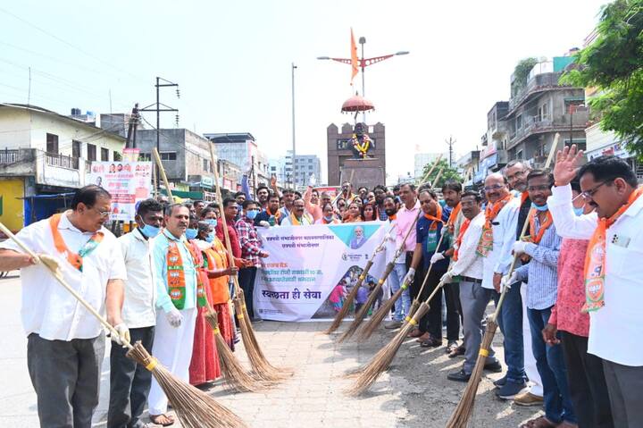 ‘स्वच्छता हीच सेवा’ अभियान अंतर्गत छत्रपती संभाजीनगरच्या छत्रपती शिवाजी महाराजांच्या पुतळ्यासमोर, पुंडलिक नगर येथे स्वच्छता मोहीम राबविण्यात आली. यावेळी अतुल सावे उपस्थित होते.