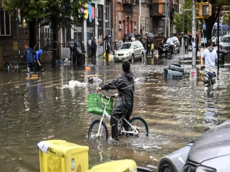 New York Flood State of Emergency In New York Due To Flash Flooding New York Flood: இரவோடு இரவாக பெய்த கனமழை; மிதக்கும் நியூயார்க் நகரம்... கலக்கத்தில் பொதுமக்கள்!