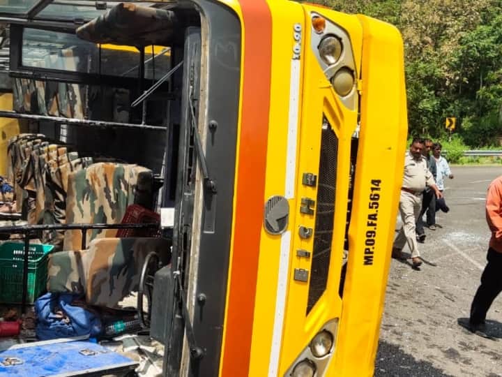 Indore Bus Accident More than 10 children injured when school bus overturns Madhya Pradesh ann Indore Bus Accident: इंदौर में पिकनिक मनाने जा रहे स्कूली बच्चों की बस पलटी, 12 घायल, 3 गंभीर