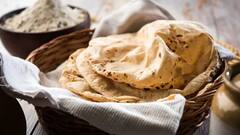 Kitchen Hacks : खूप मेहनत करूनही परफेक्ट पोळी बनत नाही? घरी मऊ पोळी बनवण्याच्या सोप्या टिप्स जाणून घ्या