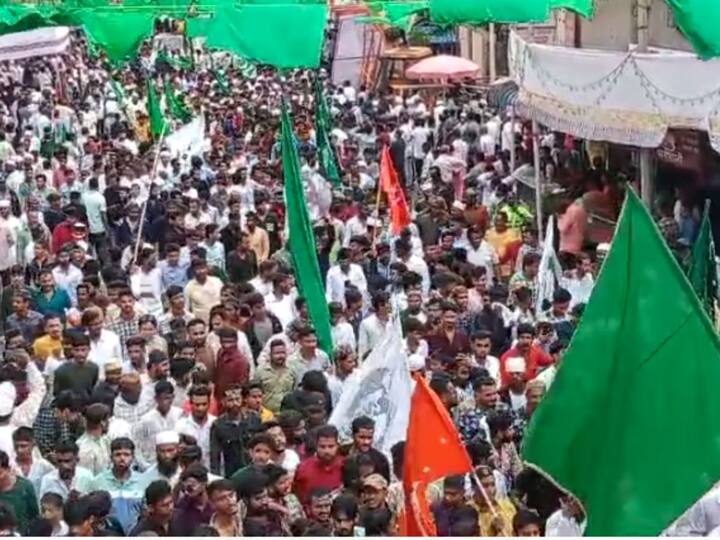 कराड शहरात मुस्लिम समाजाने इस्लाम धर्माच्या ध्वजाची, प्रतीकांची सजवलेल्या वाहनातून मिरवणुक काढली.