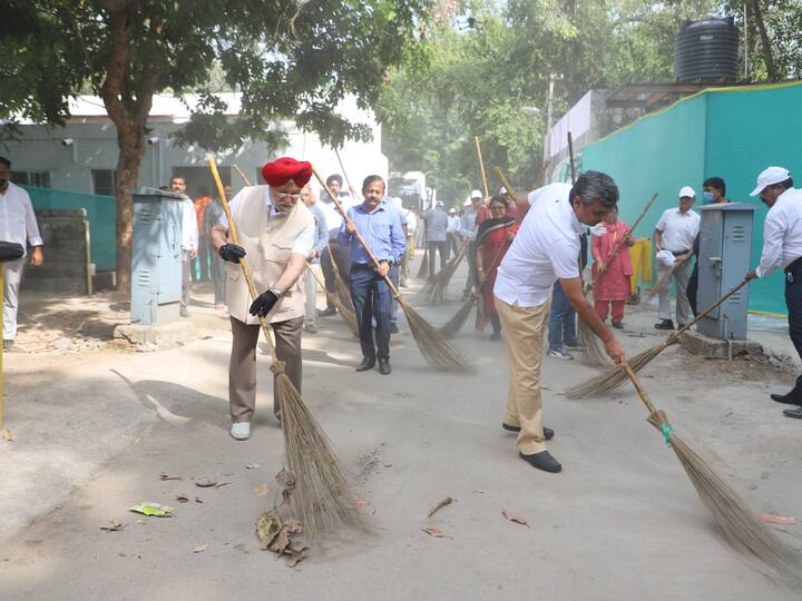 Union Minister Hardeep S Puri participated in the cleanliness drive with residents at Princess Park at Copernicus Marg and was joined by Secretary Ministry of Housing and Urban Affairs Manoj Joshi. (Source: Twitter/@MoHUA_India)