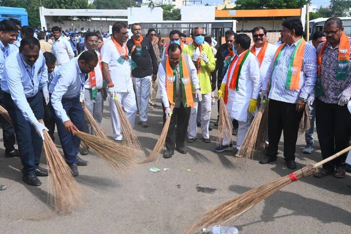 राज्याचे गृहनिर्माण मंत्री अतुल सावे यांच्या उपस्थितीत देखील शहरातील अनेक भागात अशी स्वच्छता मोहीम राबवण्यात आली.