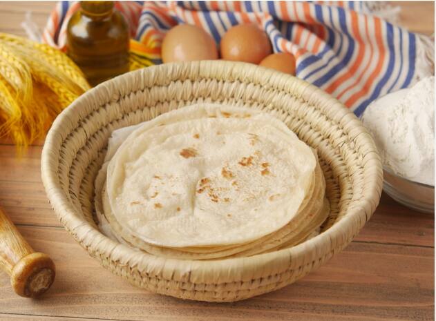 पोळ्या लाटण्याआधी किमान 1 मिनिट पीठ पुन्हा मळून घ्यावे याची खात्री करा. जर तुम्ही या  सोप्या टिप्सचे पालन केले तर पोळ्या मस्त बनतील.