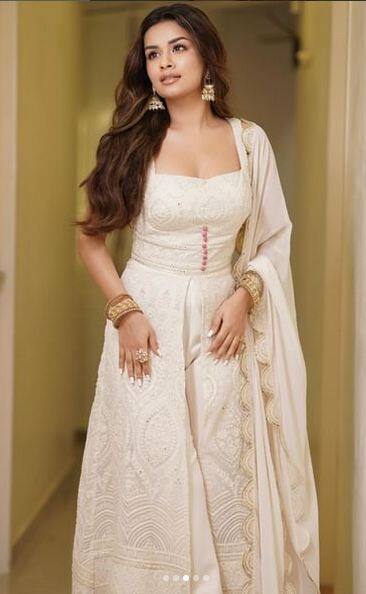 ਅਭਿਨੇਤਰੀ ਨੇ ਈਅਰਰਿੰਗਸ ਪਾ ਕੇ, ਵਾਲਾਂ ਦਾ ਬੰਨ੍ਹ ਬਣਾ ਕੇ ਅਤੇ ਘੱਟੋ-ਘੱਟ ਮੇਕਅੱਪ ਕਰਕੇ ਆਪਣਾ ਲੁੱਕ ਪੂਰਾ ਕੀਤਾ ਹੈ।