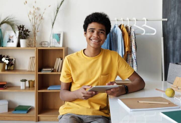 परंतु अनेकवेळा असे घडते की, परिश्रम करूनही परीक्षेत अपेक्षित गुण मिळत नाहीत, तर  काहींना अभ्यास करावासा वाटत नाही आणि त्यांना त्यासाठी चांगली तयारी करता येत नाही. जर  तुमच्यासोबत असे होत असेल तर त्याचे एक कारण वास्तुदोष असू शकते. यासाठी तुम्ही  वास्तुशास्त्रात सांगितलेले नियम आणि उपाय पाळू शकता. या नियमांनुसार परीक्षेची तयारी  केल्यास परीक्षेत नक्कीच यश मिळेल.