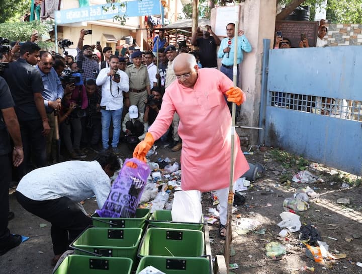 ગુજરાતના મુખ્યમંત્રી ભુપેન્દ્ર પટેલે તેમના ઘાટલોડિયા મતક્ષેત્રના વિવિધ વિસ્તારોમાં સ્વચ્છતા કાર્યમાં જોડાઈને શ્રમદાન કર્યું.