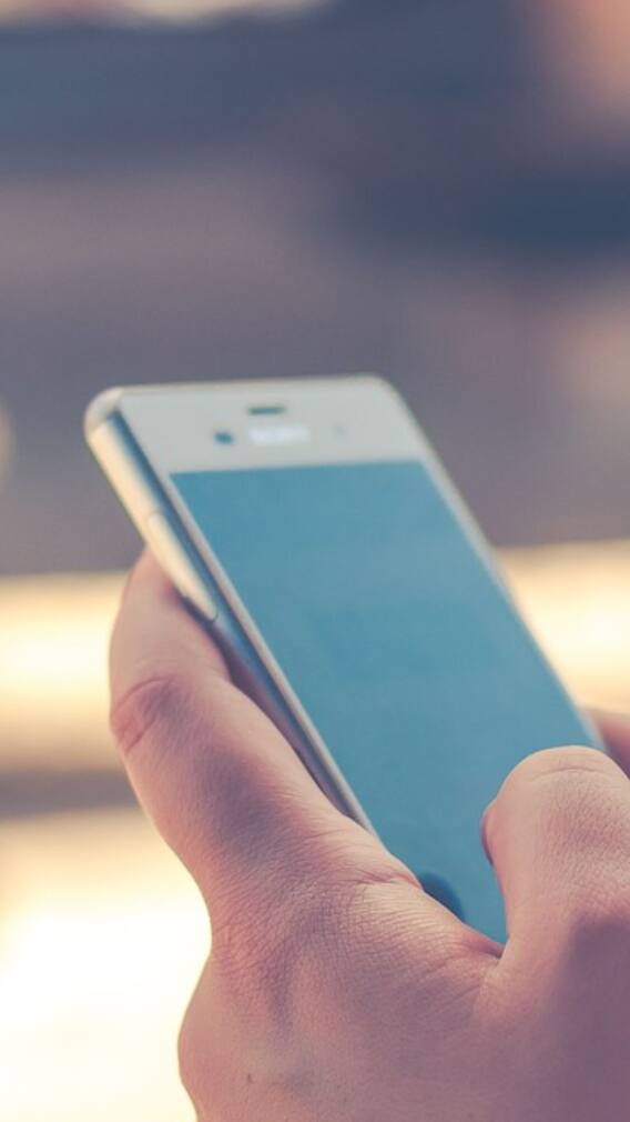 অত্যধিক ফোন ঘাঁটলে হতে পারে এই সব সমস্যা