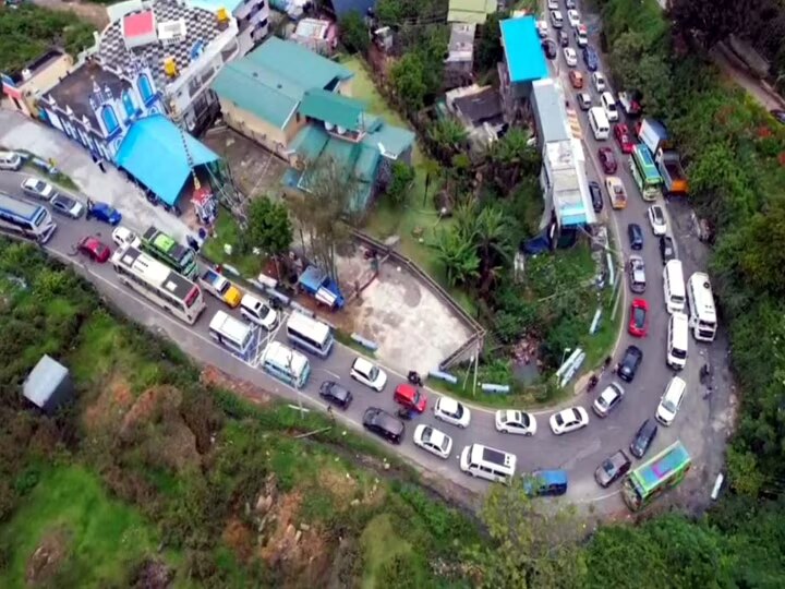 தொடர் விடுமுறை.. கொடைக்கானலில் குவிந்த சுற்றுலா பயணிகள் - கடும் போக்குவரத்து நெரிசல்