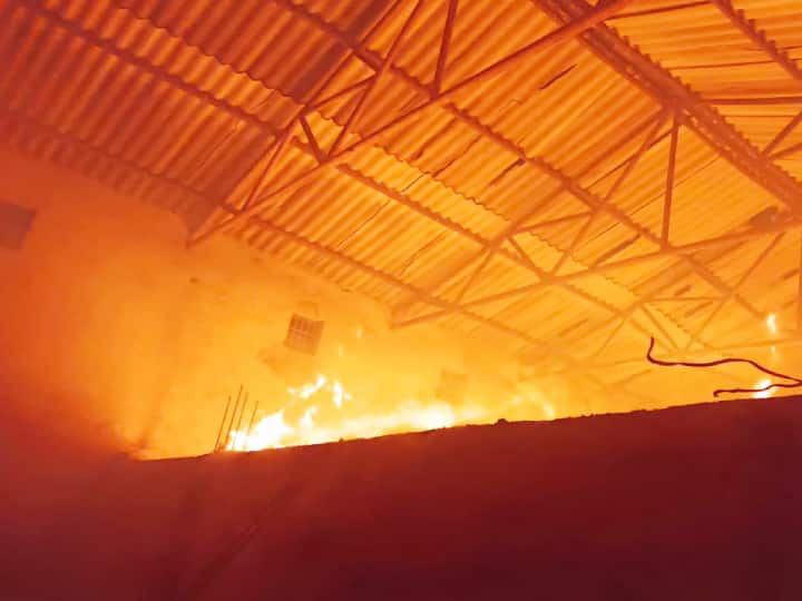 बक्सर में बिजली विभाग के गोदाम में लगी आग, करोड़ों के नुकसान का अनुमान, मचा हड़कंप
